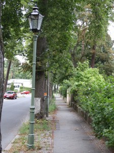 gusseisernen, gotisierende Vierer-Bündelpfeilermast mit vierflammiger Berliner Sechseck-Laterne,