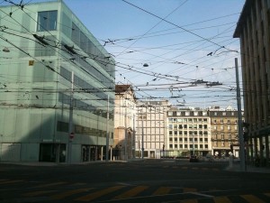 2011-09-28 kreuzung mit obus und straßenbahnoberleitungen genf