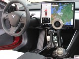 Ahoy-hoy Tesla Model 3 Dual Motor Mobilphone CandleStick Mittelkonsole PresseFoto Elektromobilitaet Berichterstattung