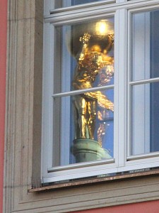 Atlas Altes Rathaus Potsdam Spiegelbild im Fenster des Potsdamer Stadtschlosses