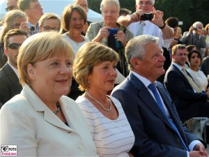 BK Angela Merkel, Daniela Schadt, Joachim Gauck Gesicht Portrait Promi Bundespraesident Publikum Schloss Bellevue Buergerfest Schlosspark Berlin Berichterstatter