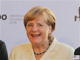 BK Angela Merkel Laecheln Gesicht Kopf Promi Orangerie Smartphones Medienkonferenz M100 Colloquium Potsdam Sanssouci Investigativer Journalismus Berichterstatter