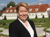 BM Franziska Giffey Garten Schloss Meseberg Deutschland Empfang Diplomatisches Corps Gransee Berichterstattung