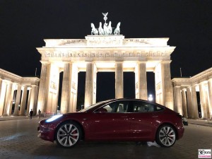 Brandenburger Tor Tesla Model 3 Dual Motor Performance rot Berlin PresseFoto Elektromobilitaet Berichterstattung