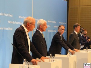 Dieter Zetsche, Matthias Mueller, Matthias Wissmann, Harals Krueger Redner Pressekonferenz Dieselgate Diesel Gipfel BMVI Berlin Invalidenstrasse Berichterstatter