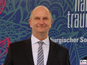 Dietmar Woidke Gesicht face Kopf Promi Laecheln Ministerpraesident Brandenburg Sommernachtstraum Potsdam Schiffbauergasse Berichterstatter