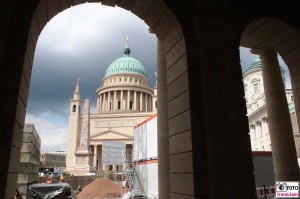 Eingang Pfeiler Museum Blick Nikolaikirche vom Barberini Palast Humboldtstrasse 5 Potsdam Am Alten Markt Neue Mitte Kunstmuseum