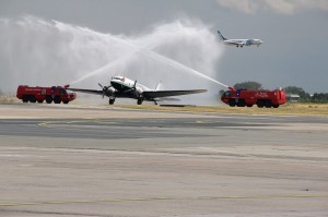 Feuerwehr Wilkommen DC-3 Rosinenbomber G-AMRA am Flughafen Berlin Schönefeld