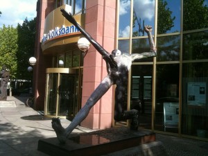 Jahrhundertschritt Berliner Volksbank Budapester Strasse Berlin Skulptur