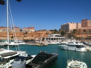 Mallorca Port Adriano Hafen Shoppingcenter Restaurant Sansibar Bootsanleder Parkhaus Hotel PortAdriano Marina-Golf-Spa