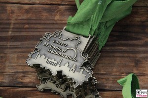 Medaillen-37-Berliner-Halb-Marathon-2.4.2017-Hauptstadt-Medaillen-Berichterstatter-Trendjam