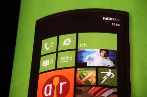 Nokia Lumia 820 Windows 8 WhatsApper Song MC Fitti