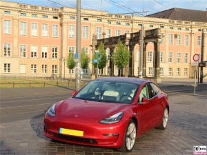 Potsdam-Tesla-Model-3-Dual-Motor-Performance-rot-Stadtschloss-Presse Foto-Brandenburg-Landtag-Elektromobilitaet-Berichterstattung