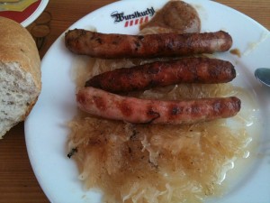 Regensburg Bratwurst braten Wurstkuchl Sauerkraut