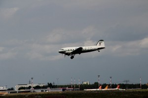 DC-3 Im Anflug Rosinenbomber G-AMRA  Flughafen Berlin Schönefeld