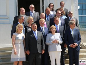 Schloss Meseberg Gartenseite Bundesregierung Zukunftsgespraech Bundeskanzlerin Sozialpartner Schwesig, Gabriel, Merkel, Kramer, Grillo, Wanka, Hoffmann, Schweitzer, Altmaier, Wollseifer, Bsirske, Nahles, Dobrindt