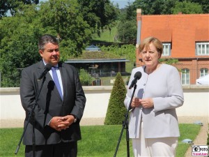 Sigmar Gabriel Angela Merkel Promi Statement Schloss Meseberg Bundesregierung Zukunftsgespraech Bundeskanzlerin Sozialpartner Land Brandenburg Garten