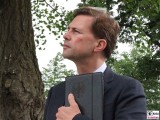 Steffen Seibert Gesicht face Kopf Promi Regierungssprecher Kabinett Merkel Klausur Tagung Garten Schloss Meseberg Gaestehaus Bundesregierung
