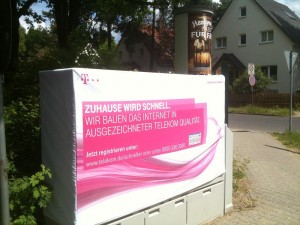 Telekom industrielles Urban Knitting für Werbung des neuen Internet Anschlusses