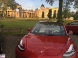 Tesla Model 3 Dual Motor Performance rot Neues Palais Potsdam PresseFoto Universitaet Elektromobilitaet Berichterstattung