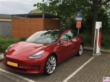 Tesla Model 3 Dual Motor Performance rot SuperchargerLadesaeule Van der Valk Hotel Berlin Brandenburg PresseFoto Elektromobilitaet Berichterstattung