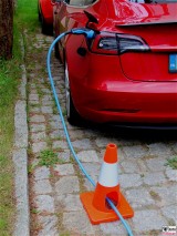 Tesla Model 3 Sicherung Ladekabel mit Verkehrsleitkegel PresseFoto Elektromobilitaet Berichterstattung