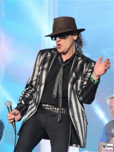 Udo-Lindenberg-frontal tanzt Streifenanzug-Promi-Panik-Rocker-Waldbuehne-Arena-Berlin-Berichterstatter