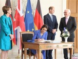 Unterschrift Gaestebuch Catherine Duchess of Cambridge Empfang Bundespräsident Steinmeier Schloss Bellevue Berlin Berichterstatter