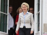 Ursula von der Leyen Promi Bundesministerin der Verteidigung Kabinett Merkel Klausur Tagung Garten Schloss Meseberg Gaestehaus Bundesregierung