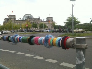 Woll graffiti– guerilla strickere berlin strasse Wollgraffiti Künstler