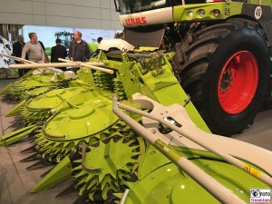 moderne Landtechnik Ernte Technik Feldarbeit Internationale Gruene Woche Messe Berlin Berichterstatter