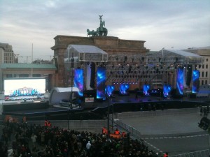 internationale Künstler auf der Bühne am Brandenburtger Tor zur Silvesterparty des Jahres in Berli