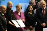 BK Angela Merkel Gesicht, Descôtes Frankreich Rundgang Eroeffnung ILA Luft und Raumfahrt Ausstellung Berlin Schoenefeld airport Berichterstattung