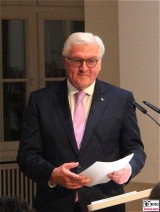 BPr Frank-Walter Steinmeier Gesicht Portrait Museum Barberini Ausstellung Hinter der Maske Kuenstler in der DDR Alter Markt Potsdam Berichterstatter