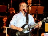 Chris de Burgh singt Gesicht Promi Kopf Buehne Jubilaeum 25 Jahre Classic Open Air Gendarmenmarkt Berlin Publikum Berichterstatter