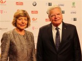 Daniela Schadt, Joachim Gauck Gast Gesicht face Promi Goldene Victoria 2018 Preis VDZ Publishers Night 18 Gala der Zeitschriften Verleger Berichterstattung TrendJam