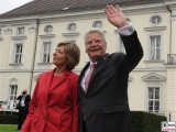 Daniela Schadt, Joachim Gauck winkt Bundespräsident Promi Schloss Bellevue Berlin Bundespraesident Buergerfest Park Ehrenamt