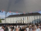 Gaeste Gartenseite Publikum-Schloss-Bellevue-Buergerfest-Schlosspark-Berlin-Berichterstatter