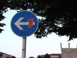 Herz mit Pfeil durch 211 vorgeschriebene Fahrtrichtung hier links THF Platz der Luftbrücke Berlin