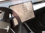 Hund Klimaanlage Tesla Model 3 Tablet Mein Besitzer ist gleich zurueck PresseFoto Elektromobilitaet Berichterstattung