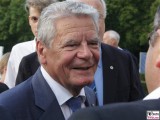 Joachim Gauck Gesicht Portrait Bundespraesident begruesst Buerger Schloss Bellevue Buergerfest Schlosspark Berlin Berichterstatter