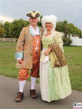 Kostuem Kleider Gaeste Besucher Schloessernacht Park Sanssouci Potsdam Rokoko Berichterstatter