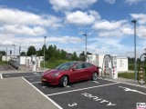 Laden Tesla Model 3 Dual Motor Performance rot IONITY Ladesaeule Hohenwarsleben A2 Magdeburg PresseFoto Elektromobilitaet Berichterstattung