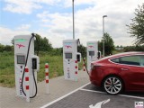 Laden mit 125 kW Tesla Model 3 Dual Motor Performance rot IONITY Ladesaeule Hohenwarsleben A2 Magdeburg PresseFoto Elektromobilitaet Berichterstattung