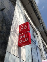 Logo UNIQLO Schild Flagship Store Tauentzienstrasse 7 Berlin Ecke Nuernberger Strasse