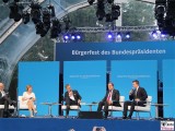 Podiumsdiskussion Buehne Schloss Bellevue Buergerfest des Bundespraesidenten Schlosspark Berlin Berichterstatter