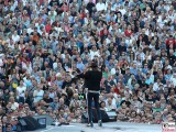 Publikum Udo-Lindenberg-winkt-Silhouette-Promi-Panik-Rocker-Waldbuehne-Arena-Berlin-Berichterstatter