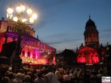 Publikum vor dem Konzerthaus Jubilaeum 25 Jahre Classic Open Air Gendarmenmarkt Berlin Berichterstatter