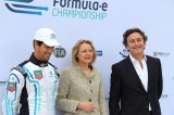 Rennfahrer Lucas di Grassi Wirtschaftssenatorin Cornelia Yzer (CDU) Alejandro Agag CEO Formula E Holdings Formel e Briefing Berlin Brandenburger Tor 2013