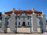 Schloss Meseberg Eingang Gaestehaus Bundesregierung Zukunftsgespraech Bundeskanzlerin mit Sozialpartnern Land Brandenburg Einfahrt Tor Zaun